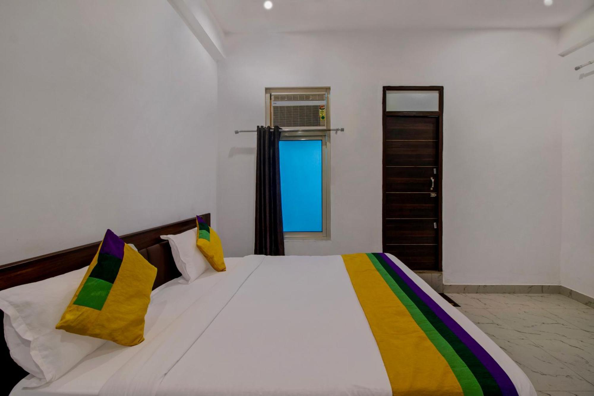 Hotel O Om Pushp Residency Матура Екстериор снимка