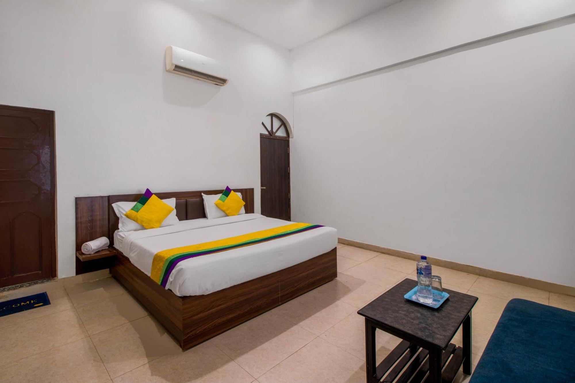 Hotel O Om Pushp Residency Матура Екстериор снимка
