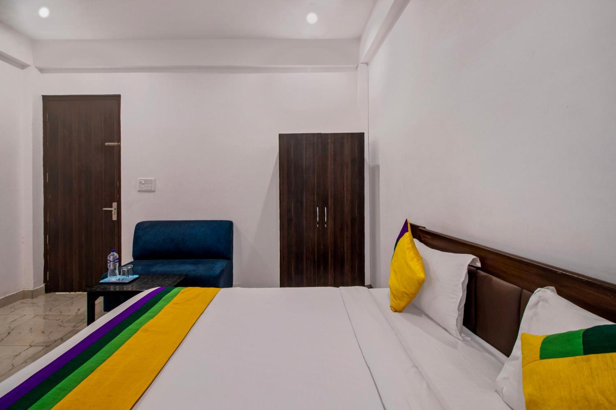 Hotel O Om Pushp Residency Матура Екстериор снимка