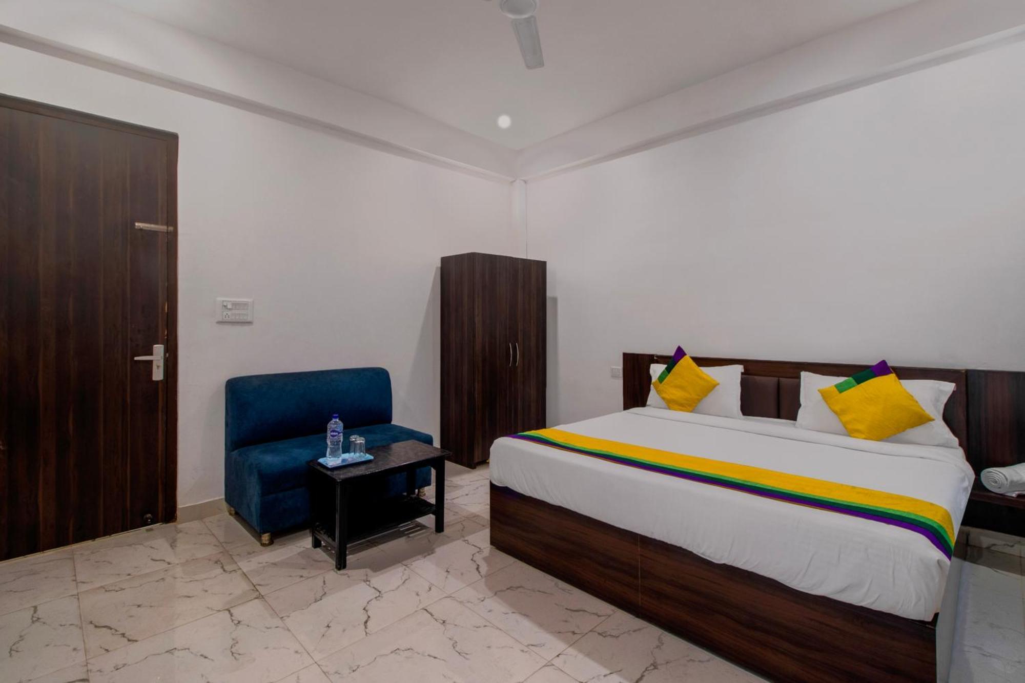 Hotel O Om Pushp Residency Матура Екстериор снимка
