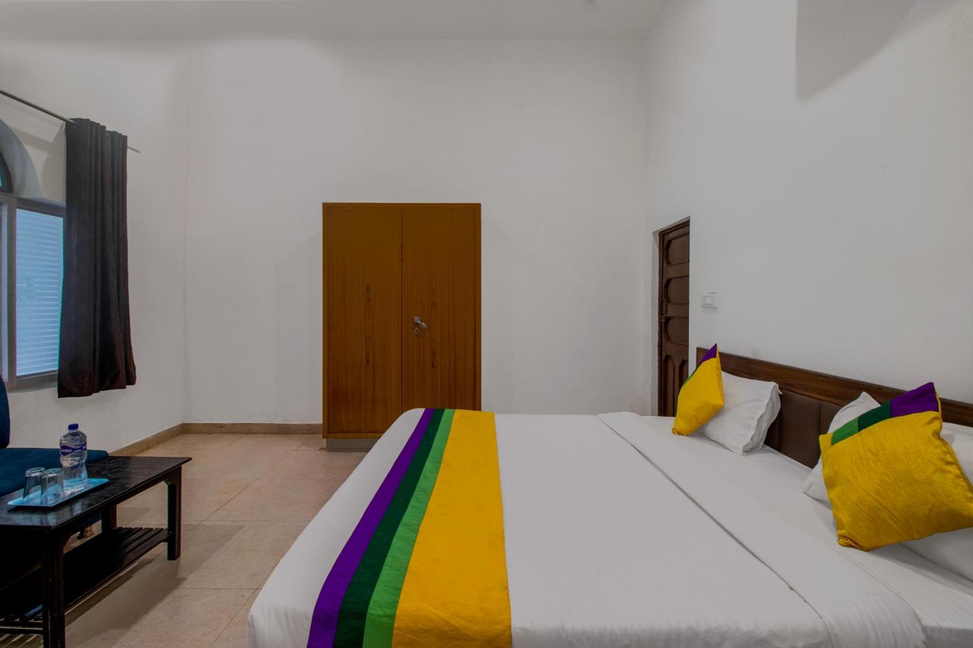 Hotel O Om Pushp Residency Матура Екстериор снимка