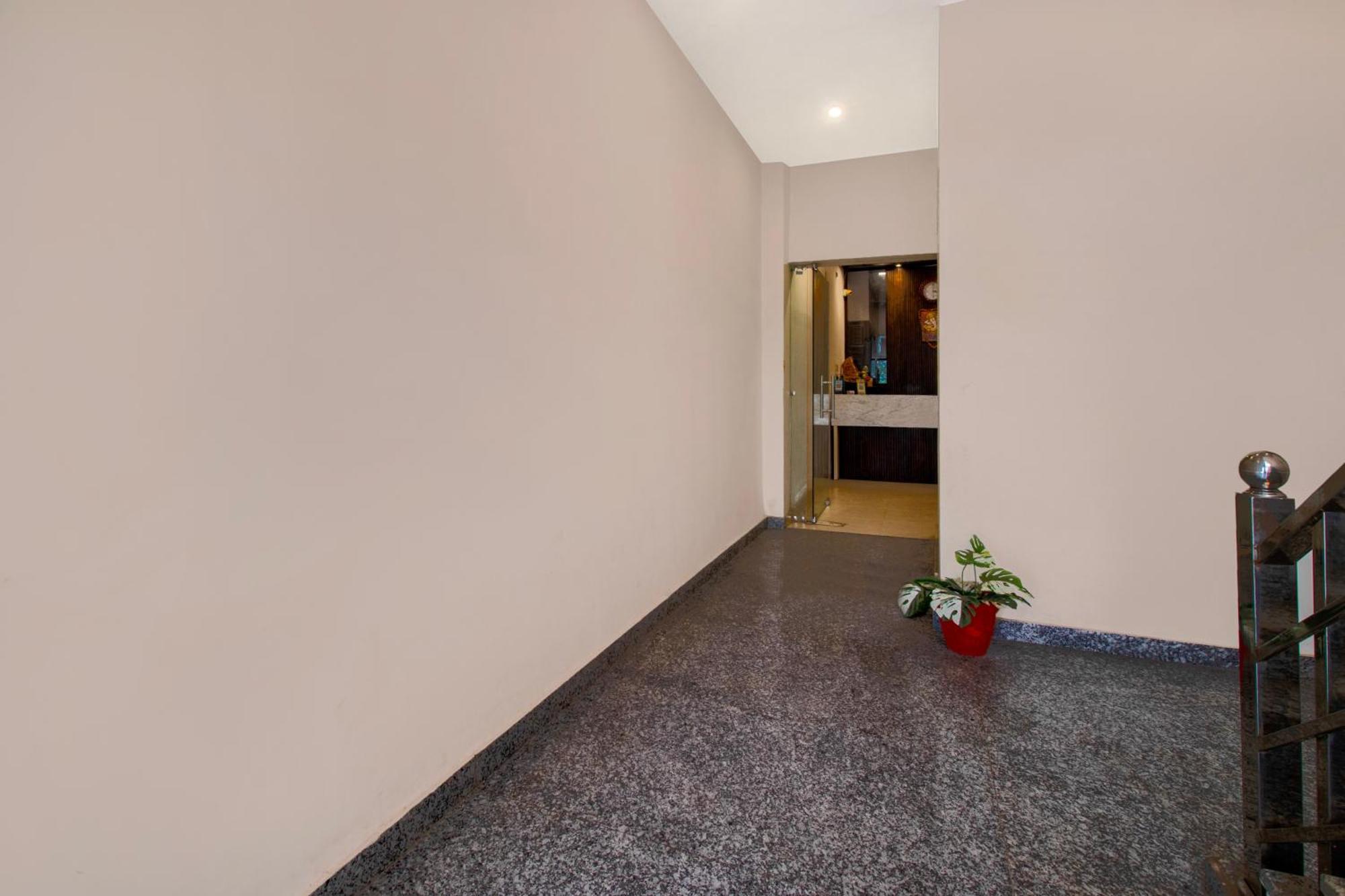 Hotel O Om Pushp Residency Матура Екстериор снимка