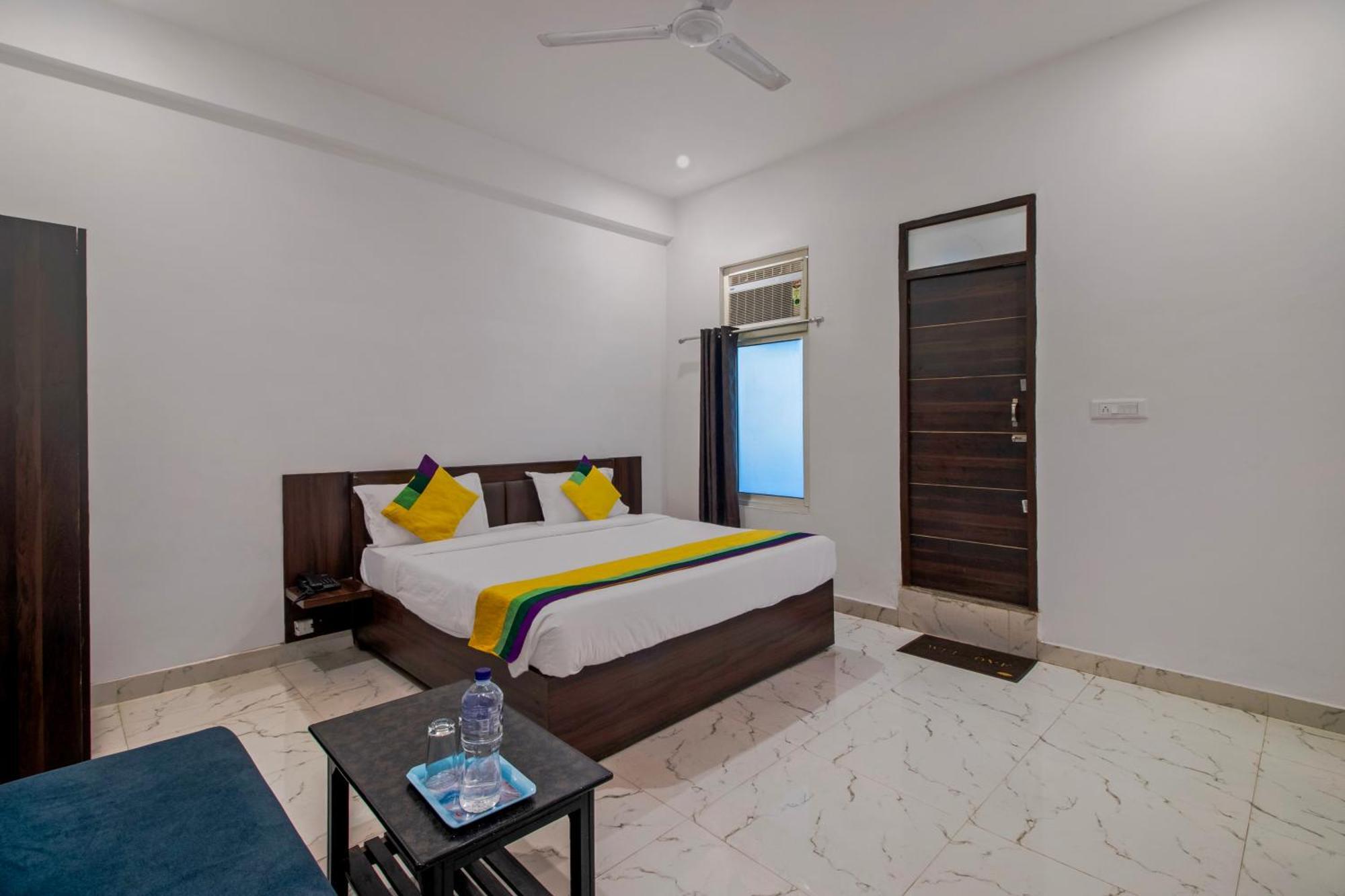 Hotel O Om Pushp Residency Матура Екстериор снимка