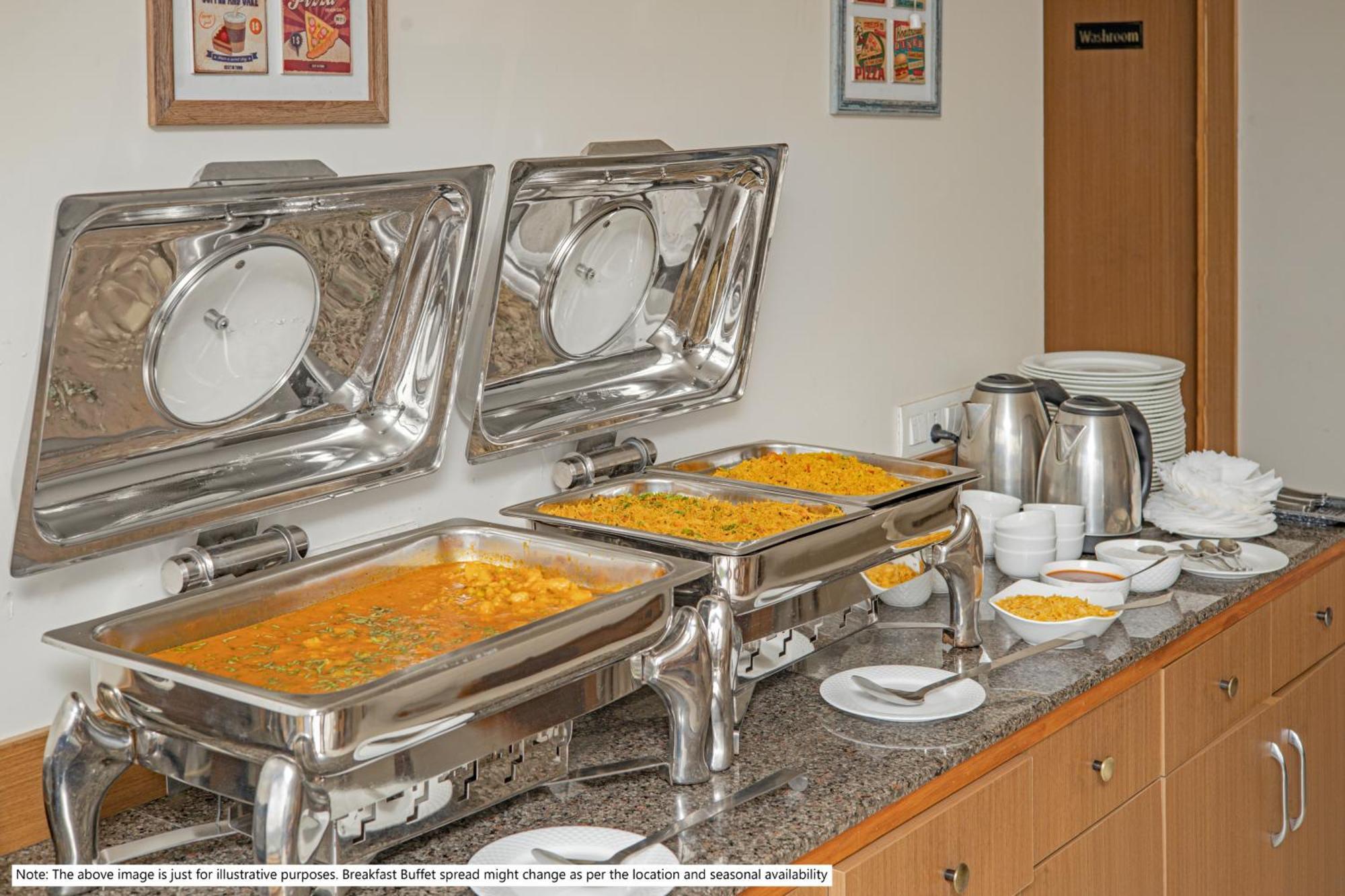 Hotel O Om Pushp Residency Матура Екстериор снимка