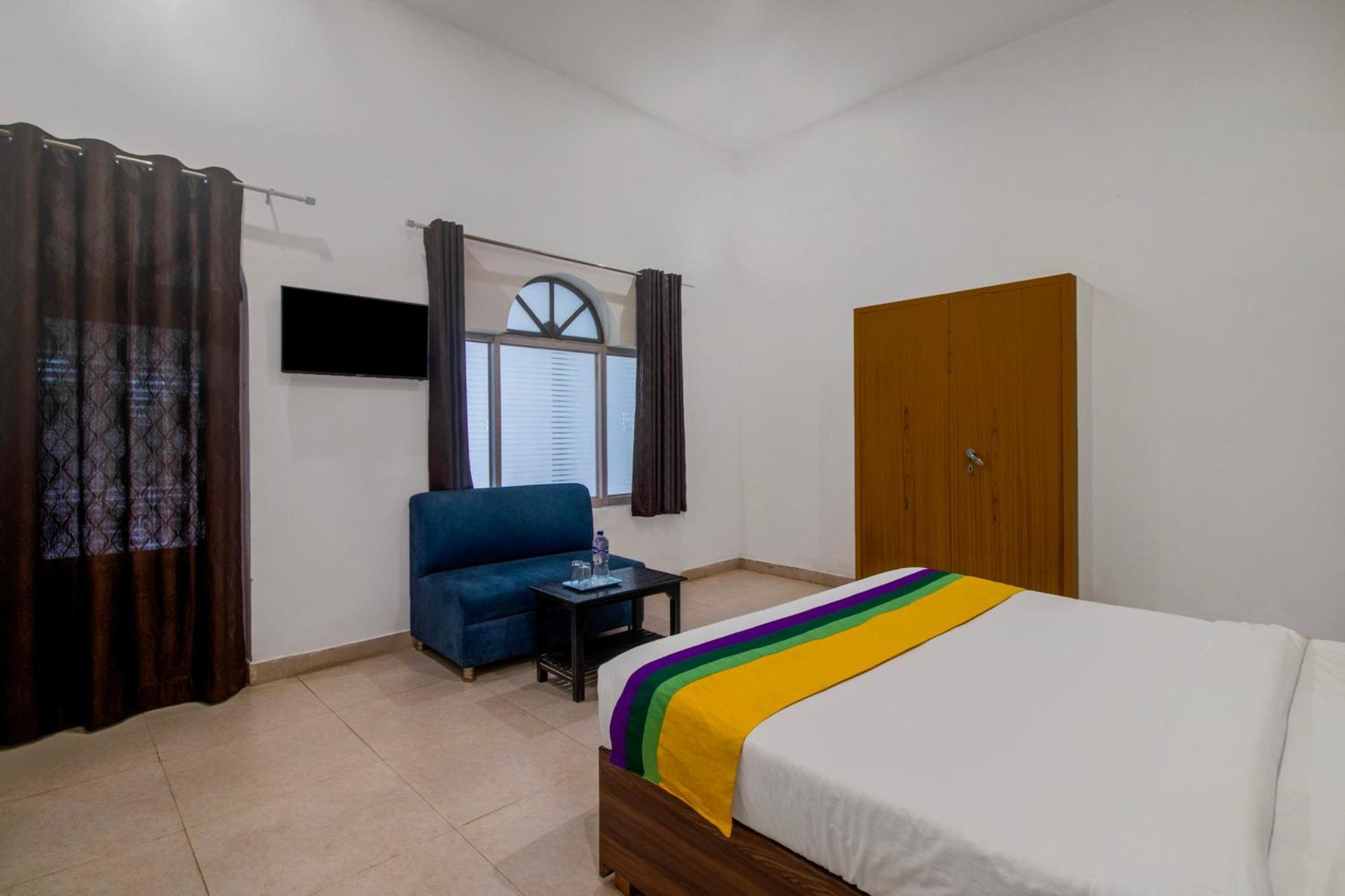 Hotel O Om Pushp Residency Матура Екстериор снимка