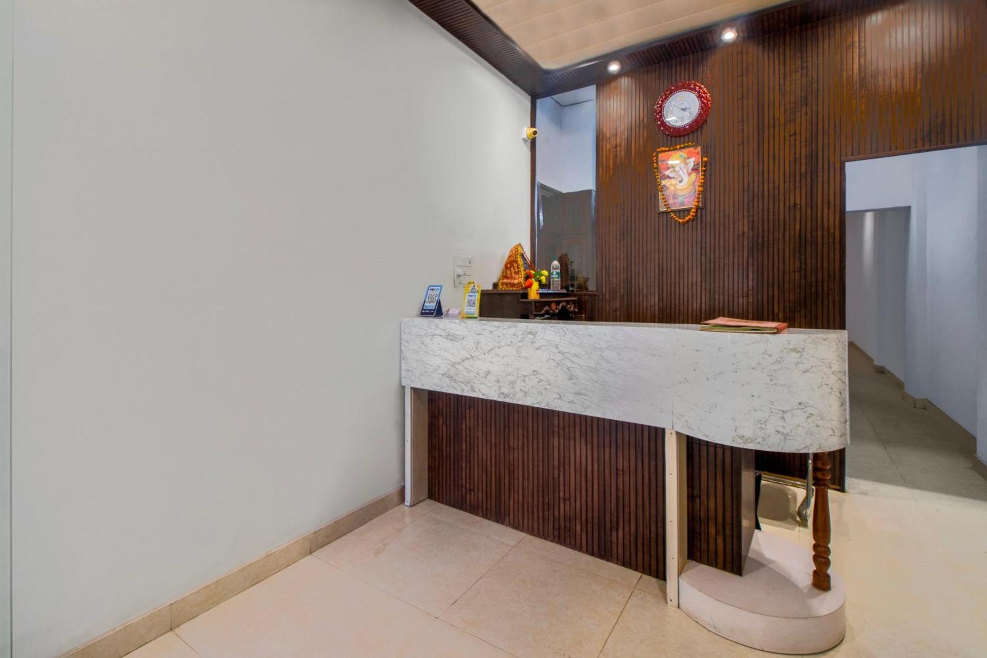 Hotel O Om Pushp Residency Матура Екстериор снимка