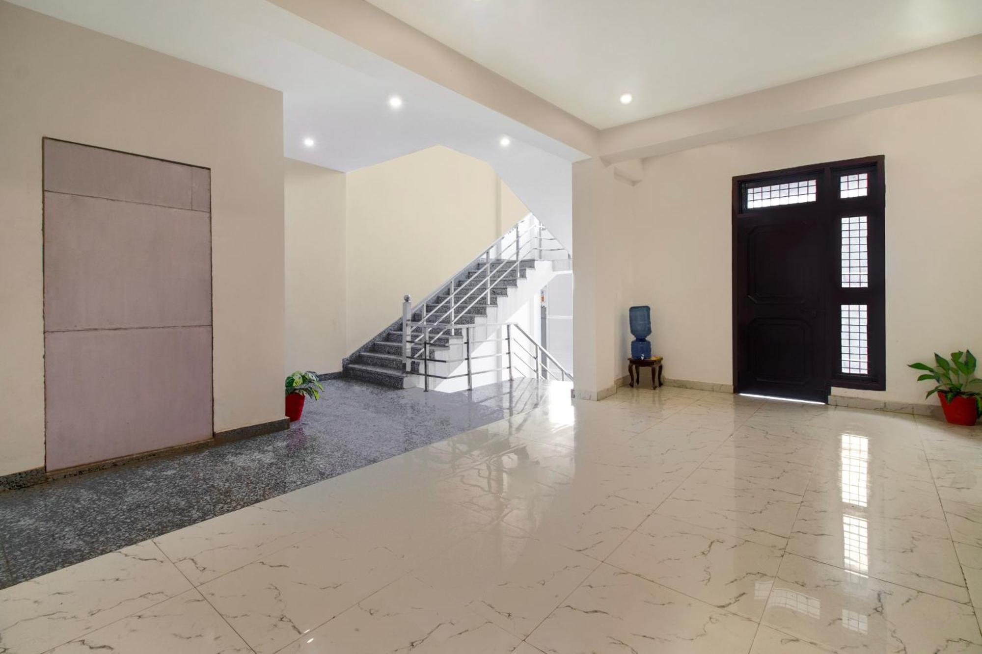 Hotel O Om Pushp Residency Матура Екстериор снимка