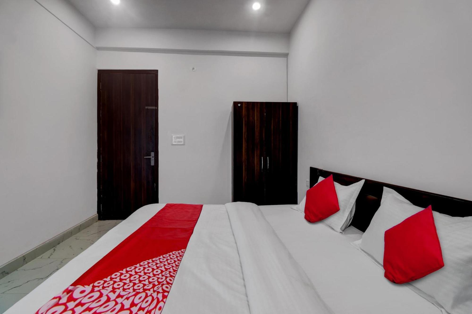 Hotel O Om Pushp Residency Матура Екстериор снимка