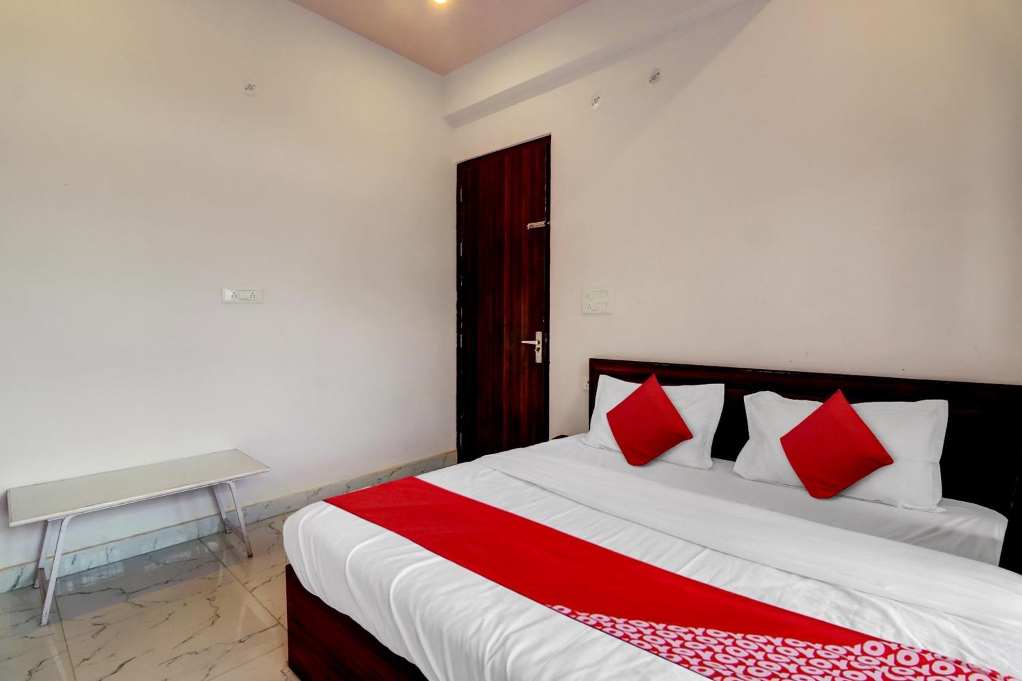 Hotel O Om Pushp Residency Матура Екстериор снимка