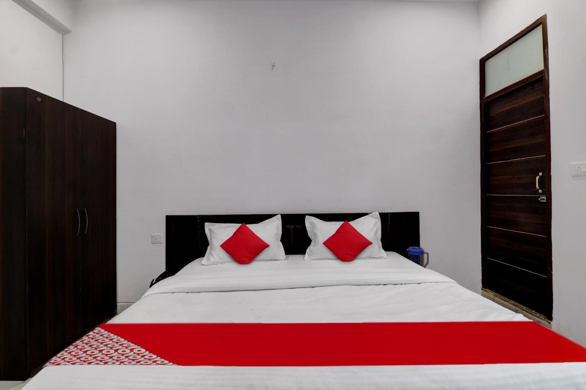 Hotel O Om Pushp Residency Матура Екстериор снимка