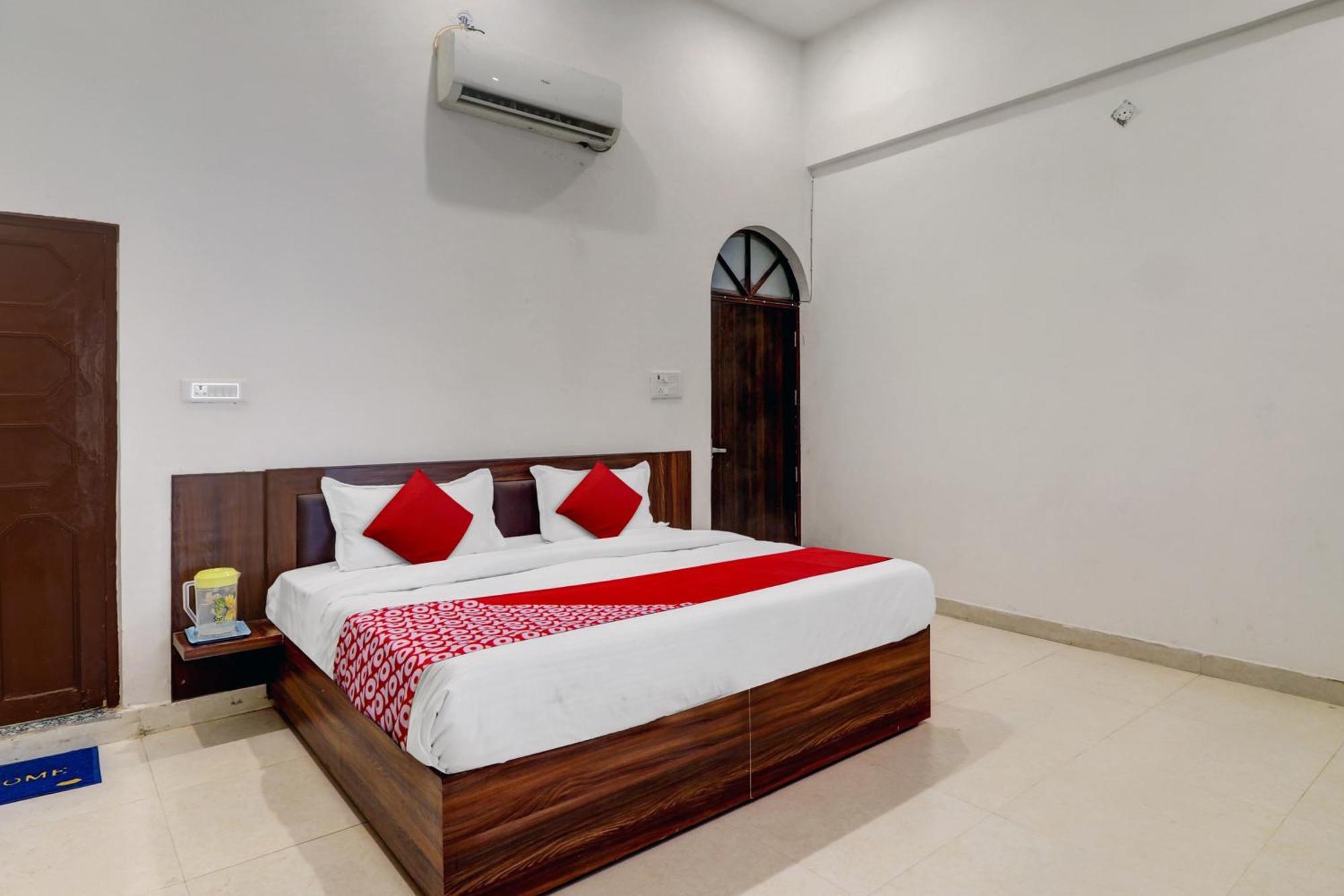 Hotel O Om Pushp Residency Матура Екстериор снимка
