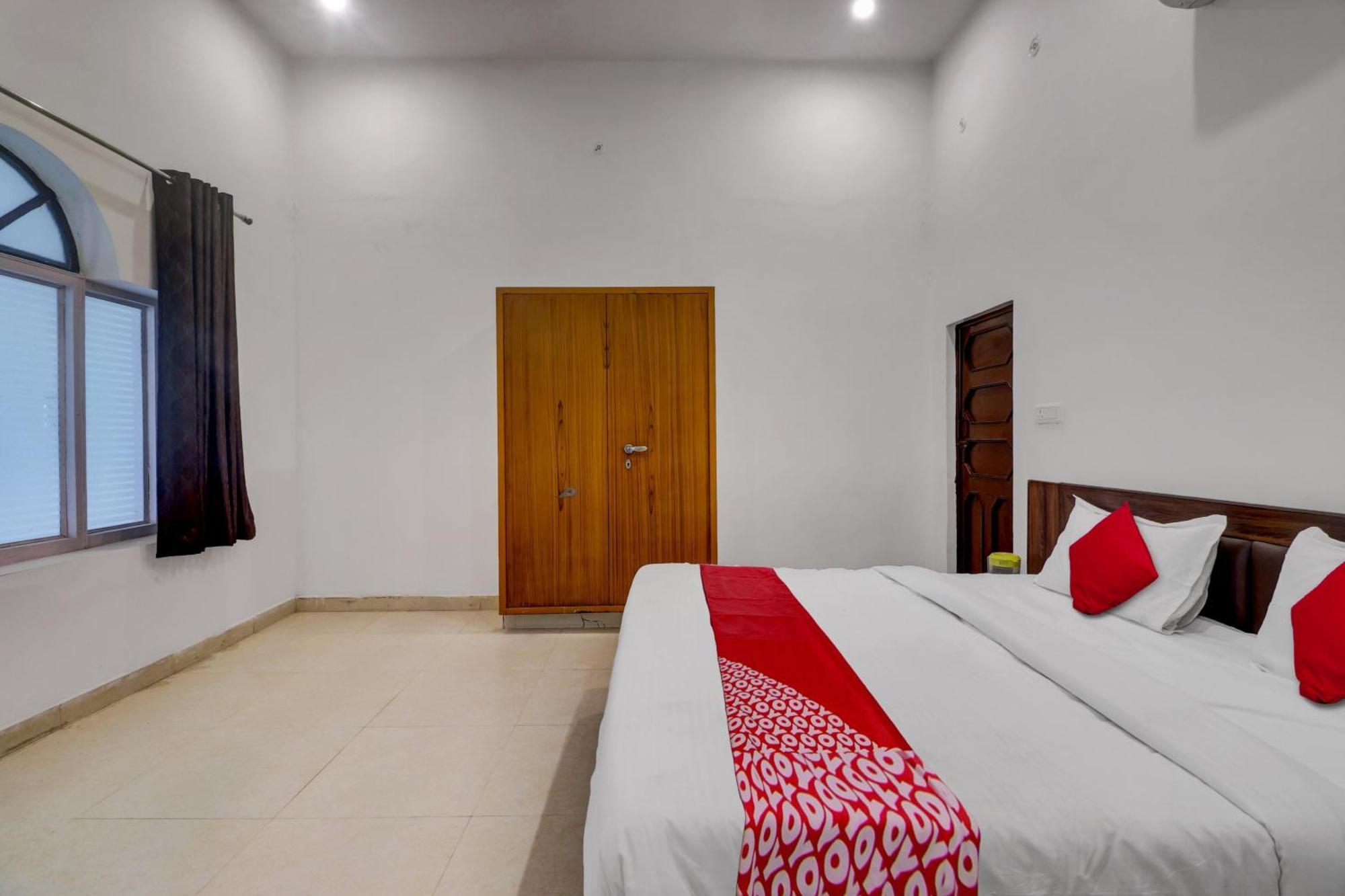 Hotel O Om Pushp Residency Матура Екстериор снимка