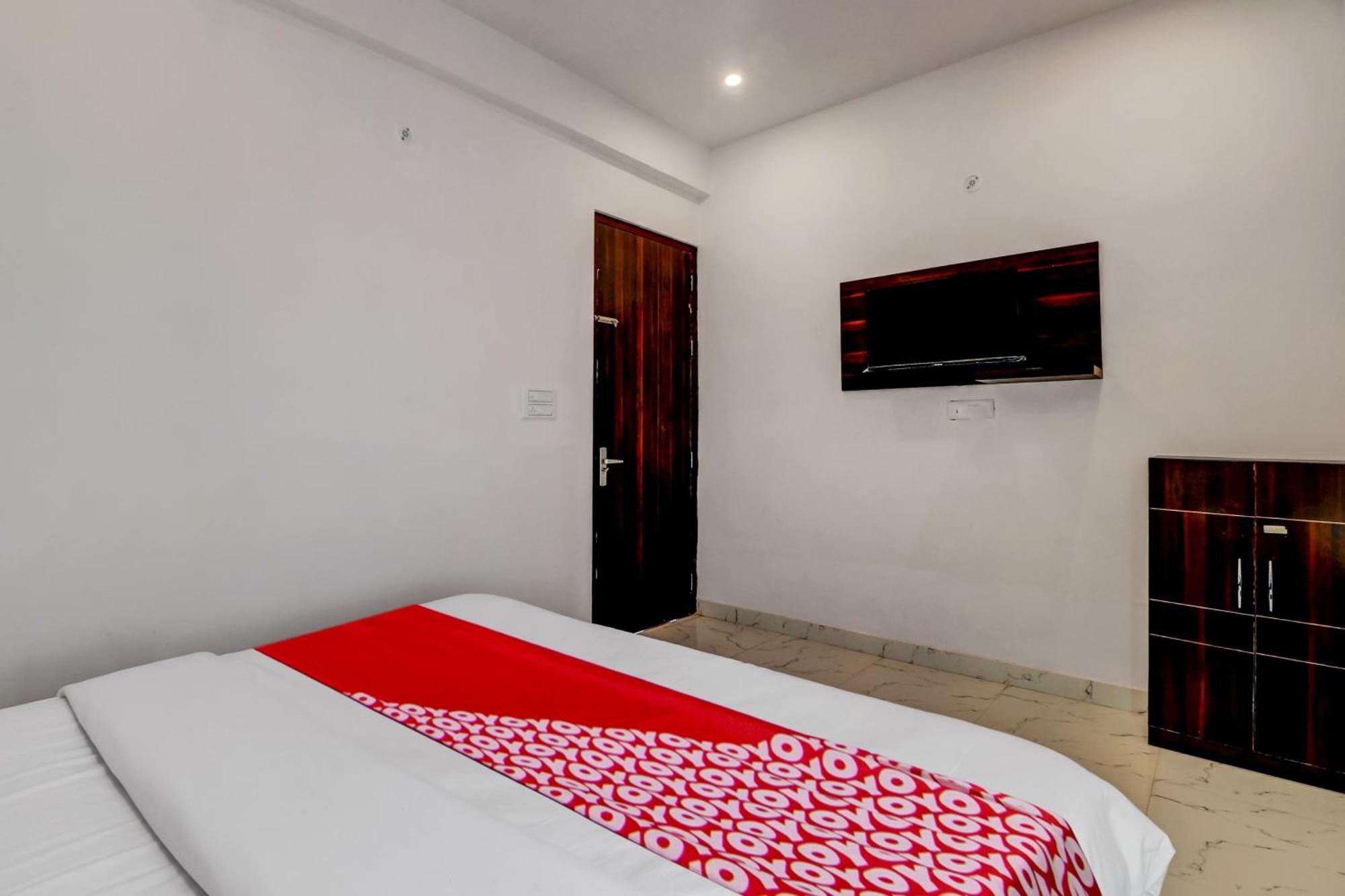 Hotel O Om Pushp Residency Матура Екстериор снимка