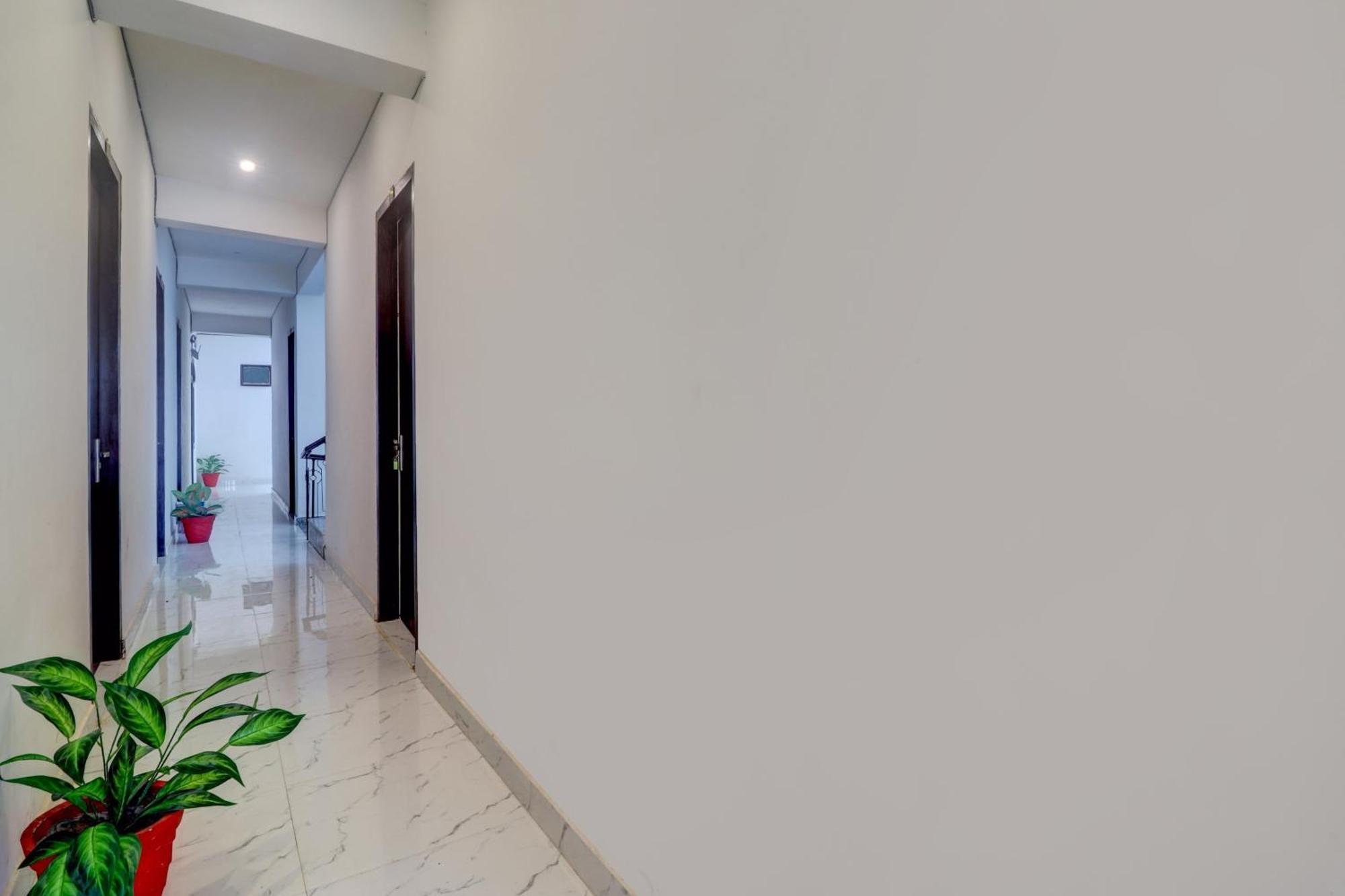 Hotel O Om Pushp Residency Матура Екстериор снимка