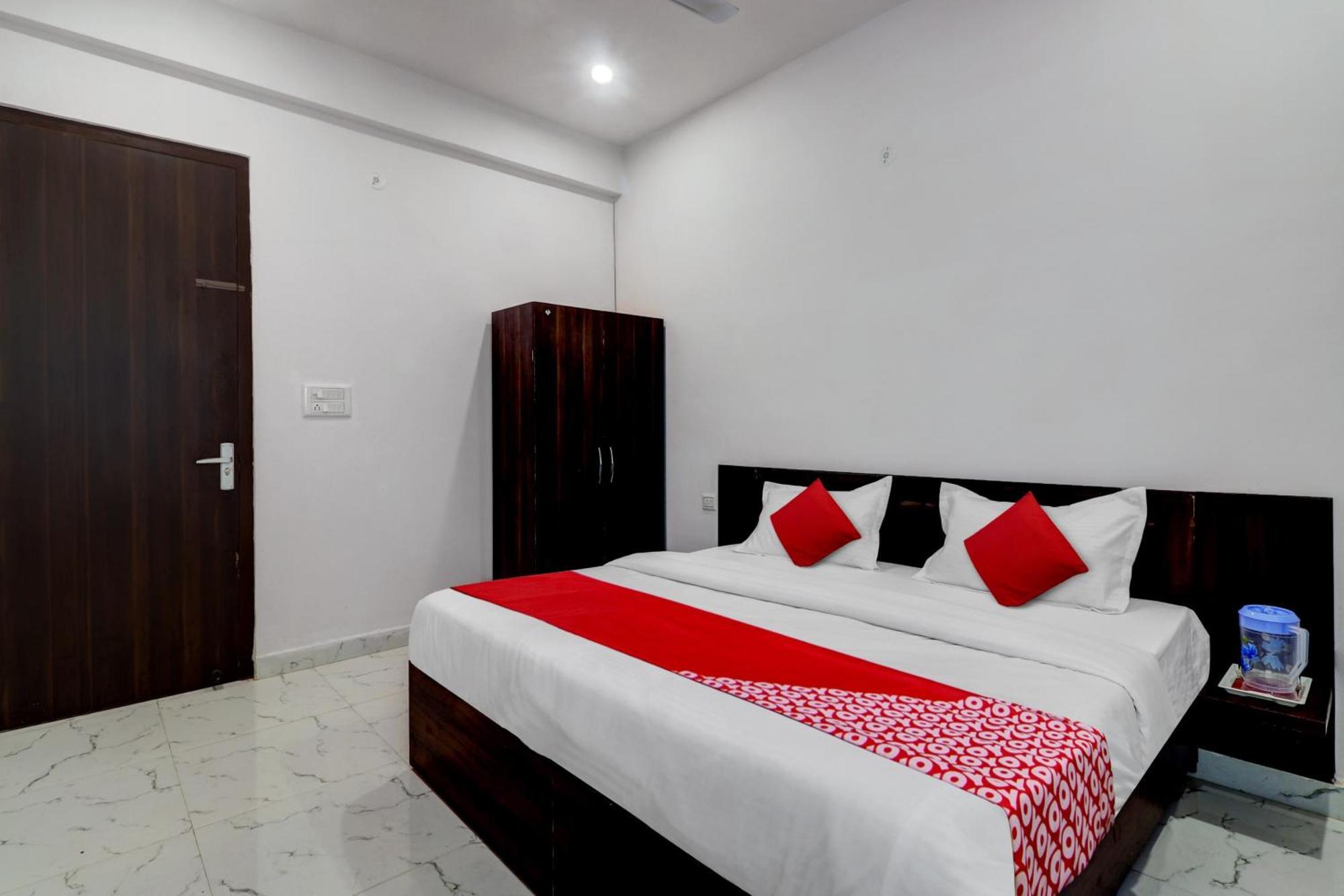 Hotel O Om Pushp Residency Матура Екстериор снимка