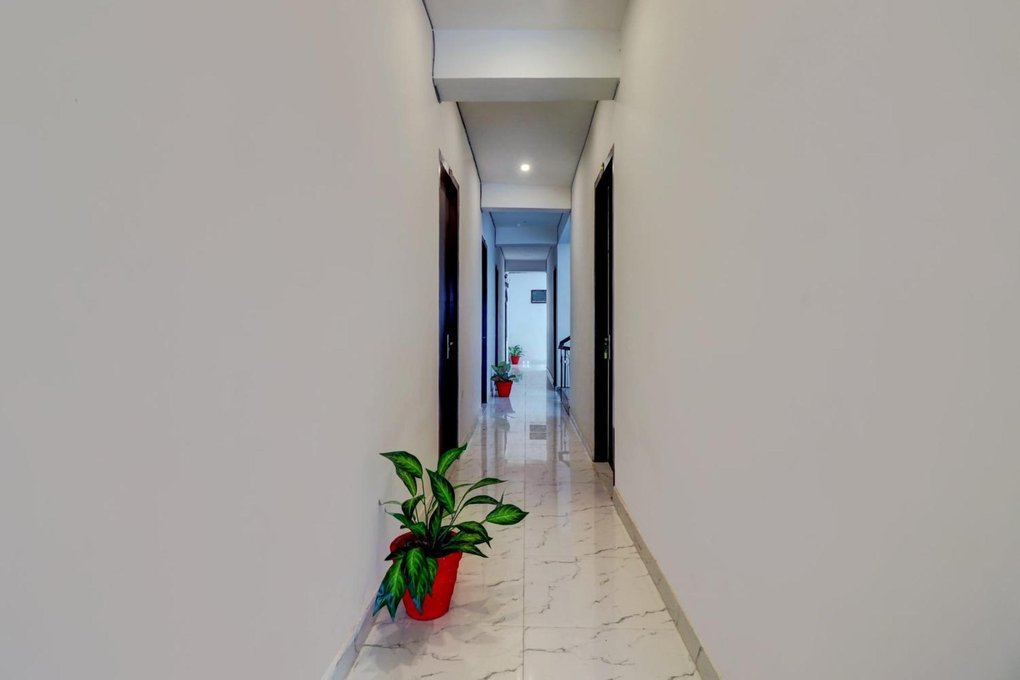 Hotel O Om Pushp Residency Матура Екстериор снимка