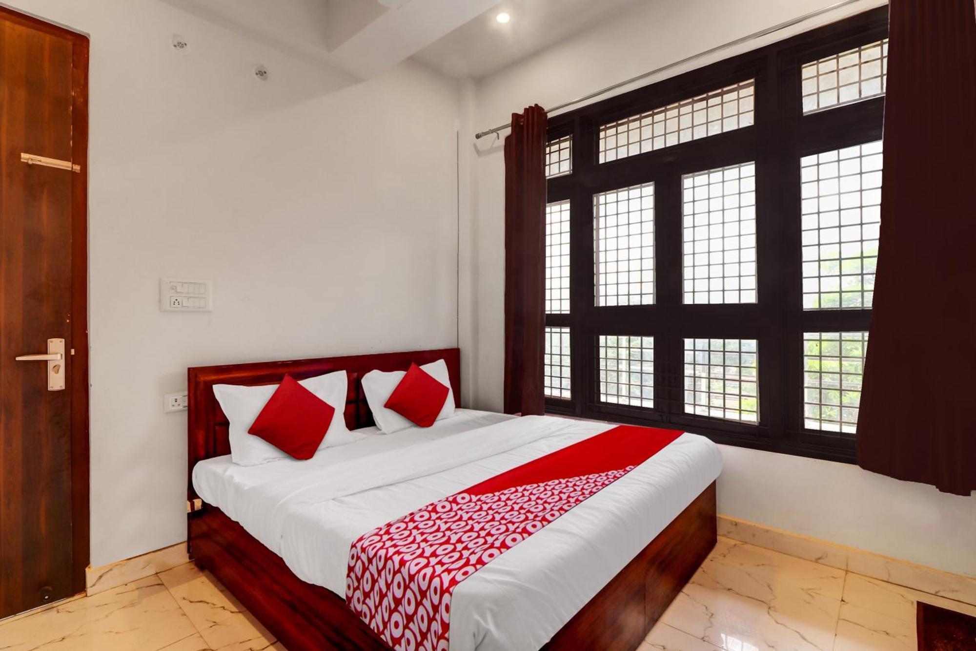 Hotel O Om Pushp Residency Матура Екстериор снимка