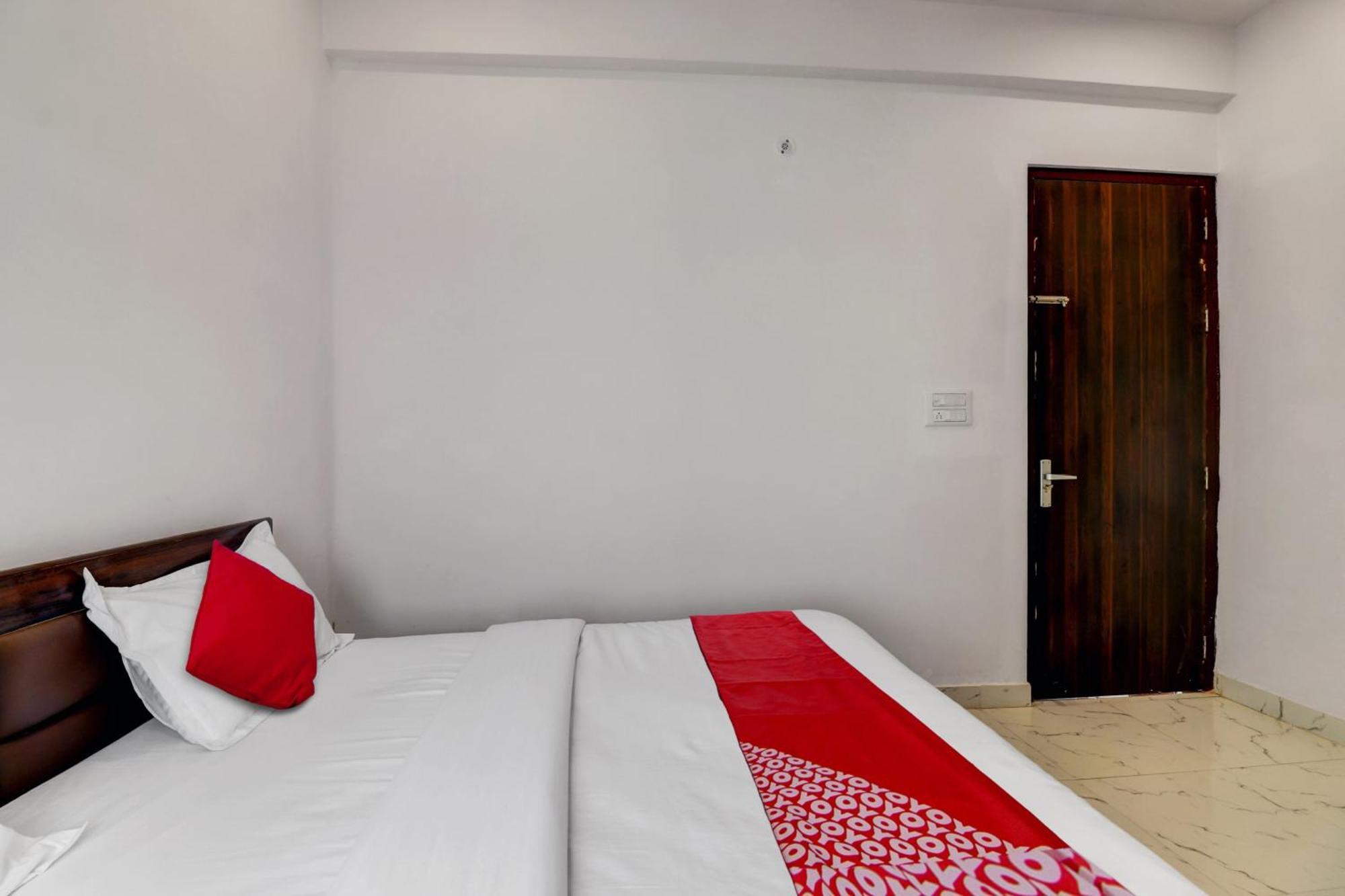 Hotel O Om Pushp Residency Матура Екстериор снимка